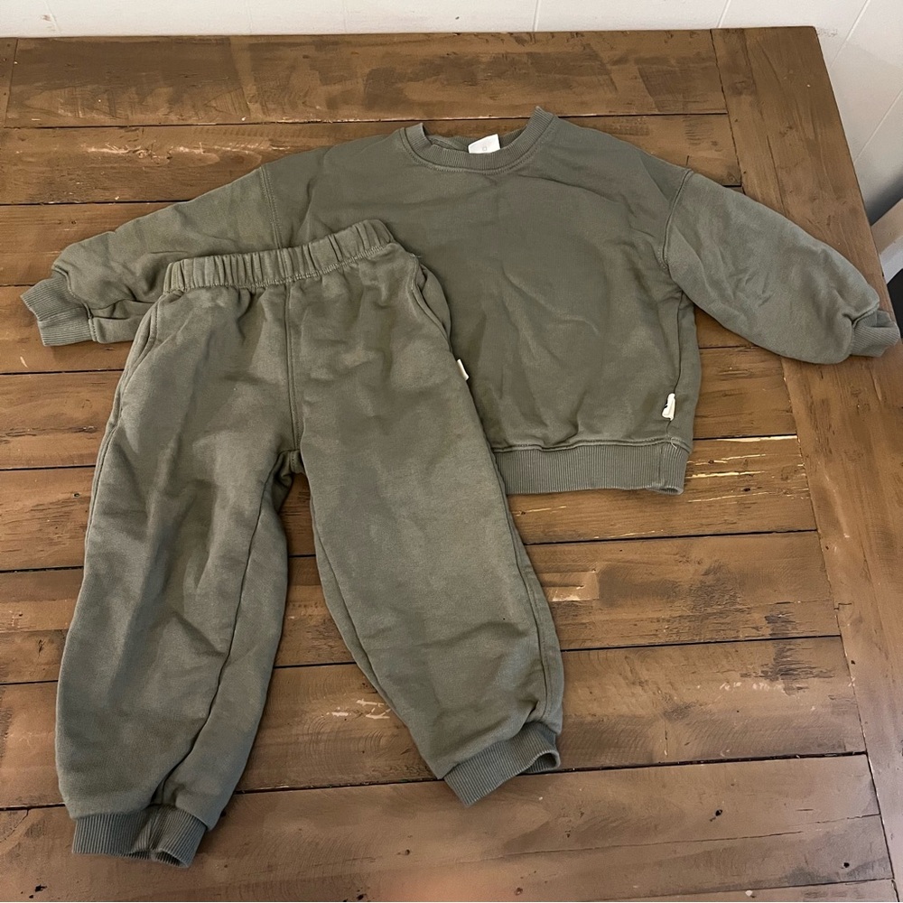 Zara size 5 green sweatsuit 2pc set
